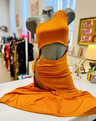 Jak jsme na tom s oranžovou?? ☺️ 🌸 => Nemám ani jeden kousek. => Občas si ji vezmu. => Miluju, nosím téměř denně 😍