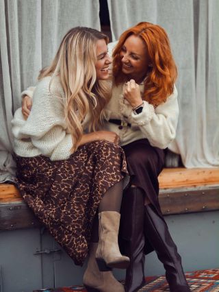 🍁 Když se spojí hebké svetry, saténové sukně a smích, vznikne přesně ten outfit, který milujeme 🩷 Pohodlný, ženský a s...